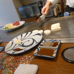 ステーキ工房 小粋 - 目の前で、リズミカルに焼き上げてくださいます。　2016.6