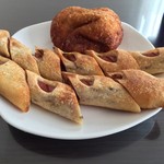 粉とクリーム - 惣菜パソはカレーかウインナーにかぎる。自宅にて。長〜いウインナー棒は食べやすい長さに切断。カレーパソは安心の味わい、カレープリタツも好印象。