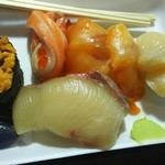 唐戸市場 活きいき馬関街 - ウニ  サーモン  赤貝  ホタテ  ハマチ