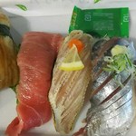 唐戸市場 活きいき馬関街 - 左からアナゴ トロ のどぐろの炙り アジ  フグ