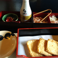 とうふ屋うかい 鷺沼店 - 油揚げのあぶり　鰹節・茗荷・葱・特製味噌と醤油。