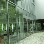 茶房　わらび野 - 建物全体がガラス張。