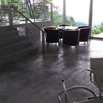 茶房　わらび野 - 1階のテーブル席。