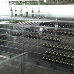 茶房　わらび野 - ワインのボトルがぎっしり。  昼の予約のお客様がたくさん飲んで少ないそうです。