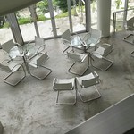 茶房　わらび野 - 2階から見える1階はカジュアルな空間。