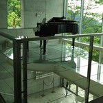 茶房　わらび野 - 空中に浮いてる？  グランドピアノ。