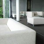 茶房　わらび野 - 2階のカフェです。  真っ白で重厚ソファーがラグジュアリーです♪