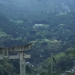 茶房　わらび野 - これから真ん中の建物に向かいます。