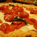 PIZZA SALVATORE CUOMO - 定番D.O.C.（ドック）はチェリートマトとバジルとトマトのピザ。