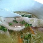 つくばらーめん 鬼者語 - 鶏チャーシューとバジルソース