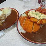 ライオンカレー - 左がチキンと目玉焼きカレー、右が1キロカレー