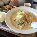 中華屋 竹林 - チャンポンセット小ライス付き

チャンポンのスープが濃厚でおいしく頂きました！
唐揚げも春巻きもカラッとしてサクサクで美味しい☆
 (*´ڡ`●)
