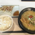 烈火 - 山形辛みそラーメン 780円＋餃子定食(餃子＋ご飯) 300円(税込)