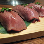 黒毛和牛焼肉 うしくろ - ざぶとんの肉寿司