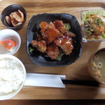 Raisukyouwakoku - 今週の気まぐれ定食は豚肩ロースの唐揚げです。唐辛子と山椒のスパイシーなソースが豚肩ロースの旨みを倍増させます。ご飯のおかずにぴったりです。ご馳走様でした。