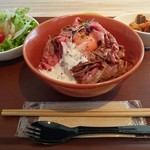 キッチン　モアナイナ - ローストビーフ丼¥900+税！サラダorスープ付き！ご飯大盛無料！