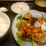 Shirokiya - 鶏肉と野菜の黒酢あんかけ定食（600円税込）