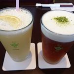 彩茶房 - 岩塩チーズティー（右）とレモン四季春茶（左）