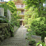 京都ギリシアローマ美術館 - 緑のアプローチを進むと