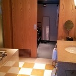 パーク ハイアット 東京 - バスルームから臨んだクローゼット