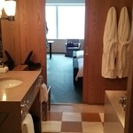 パーク ハイアット 東京 - バスルームから臨んだ客室