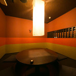 花かぐら - 他のお席から少し離れた、円卓を囲む掘りごたつの個室です。8名様までご着席可能ですので、気の置けないご友人とのお集まりやお子様連れのお客様にご好評です。