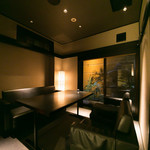 花かぐら -  前へ次へ

革張りのソファでゆったりくつろぐモダン個室。落ち着いた大人の雰囲気のお席なので、大切なお取引先との接待などにご利用ください。