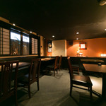 花かぐら - 坪庭を眺めながらお食事を楽しめるテーブル席のフロアです。10名様～12名様まで個室として貸切可能です。