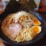 川出拉麺店 - でーかわラーメン大盛り　　味玉　（2016年4月）