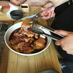 ろばたやき山ろく - 焼きながらタレには2、3回つけ戻します(^^)