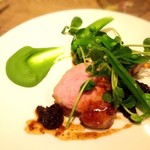 カラペティ・バトゥバ - 熟成キントア豚のロースト　モリーユ茸のソースとグリーンピース