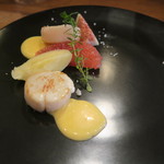 モンプチコションローズ - 28年6月　帆立のソテーとフルーツ　自家製レモンマヨネーズソース