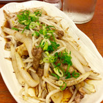 よってや - 和牛すじ焼き(390円)。肉率は低かった。この値段で贅沢は言えない？