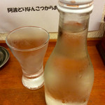 よってや - 日本酒(1合)。瓶は再利用で、ブランド不明。グラスはちゃんと冷やされている。