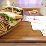 クアアイナ 横浜赤レンガ店 - ＢＬＴサンド＆フレンチポテトとグァバドリンクセット　１０３１円