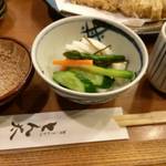 とん太 - お新香やすり胡麻等。