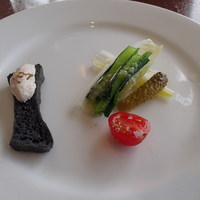 ブラウ・キュステ - クミン香る生ハムのムース  春野菜を添えて