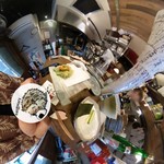 ひとひら - 気軽に外立ち呑みテーブルに定番カウンター席、奥には仲間とテーブルでワイワイ！