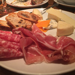 Wine厨房　tamaya - 生ハムとチーズ盛り合わせ