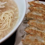 大慶 - とんこつ醤油味らーめん（細麺）＋焼きギョーザ