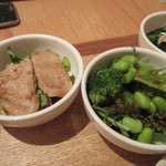 24/7 cafe apartment  - 選んだ４つおかずの小鉢はフレッシュグリーンサラダと豚の生姜焼き。
