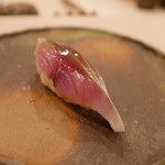鮨　仙八 - 夏場のゴマサバを軽くしめて