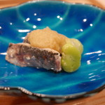 鮨　仙八 - 酢でしめた鰯を軽く焼いてナスのソースで