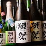 約40種の日本酒と20種以上のワインを常備しております。