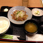 Shirokiya - 牛肉のスタラー定食（¥500）こちらの方だけ写真がありました！ポテトサラダにミニ冷奴も付いてました。ごはん、味噌汁はおかわり自由です。