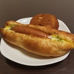 粉とクリーム - 本日のポンイツ。  惣菜パソはカレーかウインナーにかぎる。  自宅にて