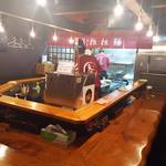 担々麺 天天 - 木のカウンターがカッコイイ