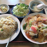 中国料理 絹路 - ヤキソバ、チャーハン、サラダ、漬物770円