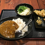 讃岐うどん大使 東京麺通団 - 「牛すじカレー+ひやかけ(小)」600円、「かしわ天」100円