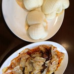 Shanhai Tenshin Yoen - コース限定。
                        回鍋肉と饅頭？
                        マントウはふかふかでほんのり甘い。